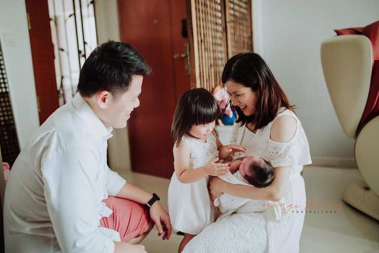 newborn baby with family fresh 48 photoshoot at home