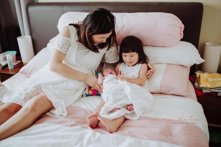 newborn baby with family fresh 48 photoshoot at home