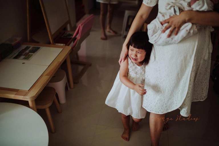 newborn baby with family fresh 48 photoshoot at home