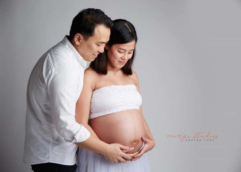 maternity portraits with husband in singapore studio