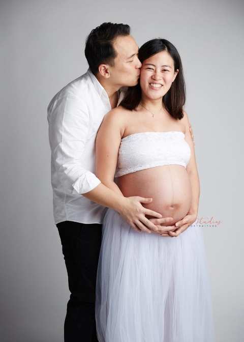 maternity portraits with husband in singapore studio
