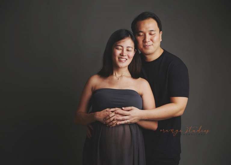 maternity portraits with husband in singapore studio