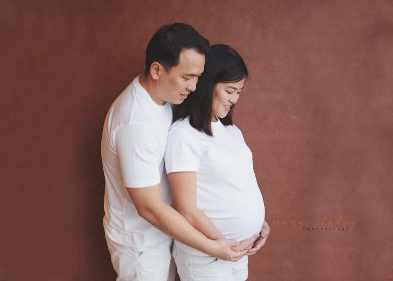maternity portraits with husband in singapore studio