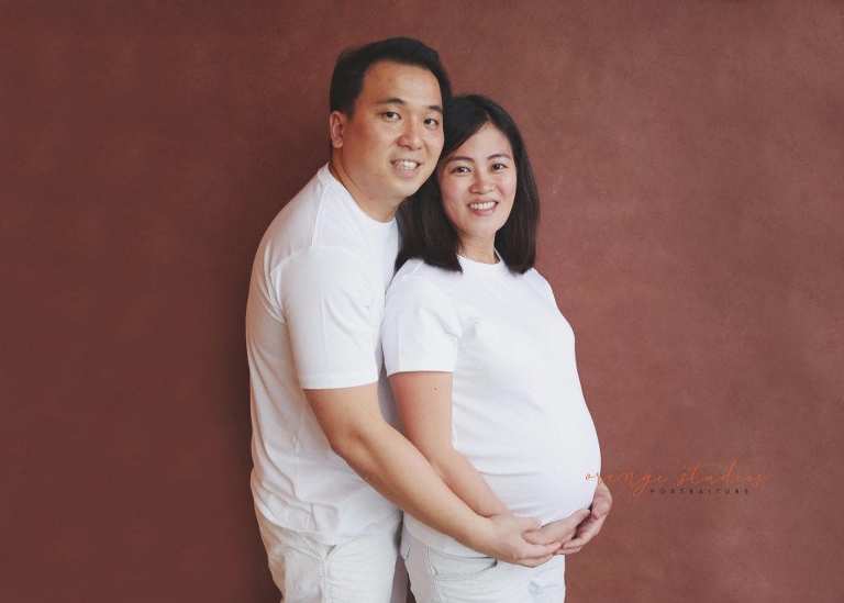 maternity portraits with husband in singapore studio