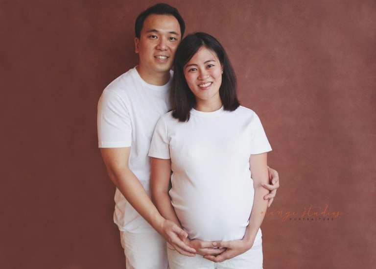 maternity portraits with husband in singapore studio