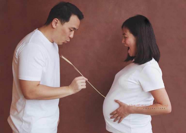 fun maternity portraits with husband in singapore studio