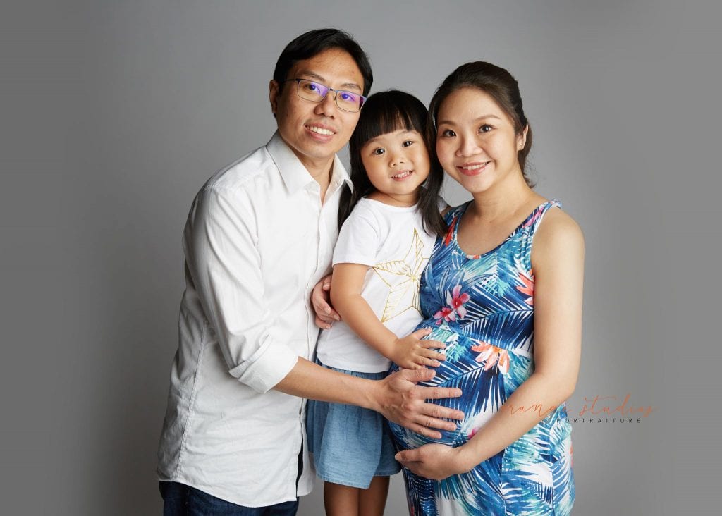 maternity portraits with family in singapore studio