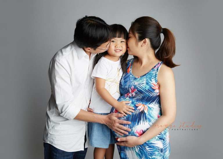 maternity portraits with family in singapore studio