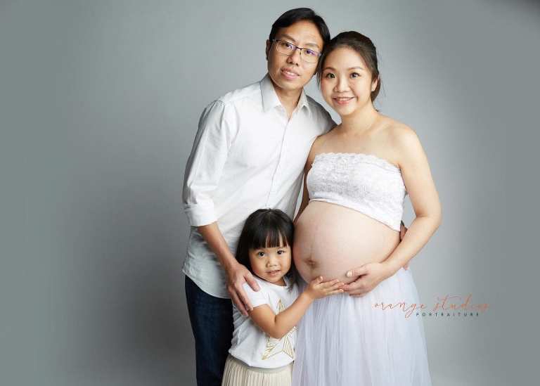 maternity portraits with family in singapore studio