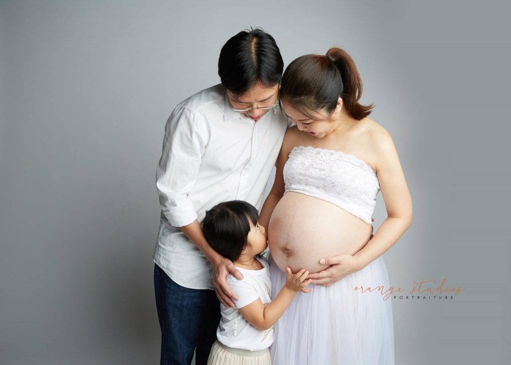 maternity portraits with family in singapore studio