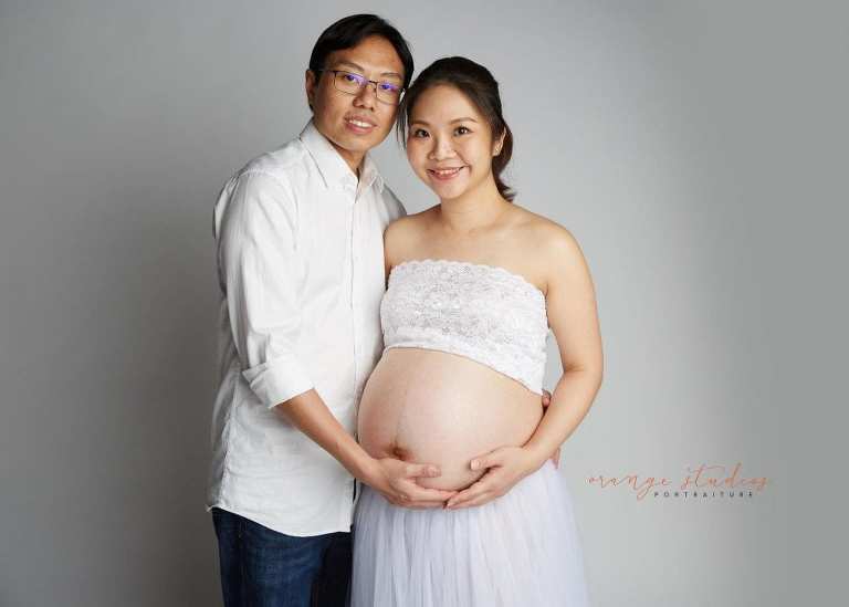 maternity portraits with husband in singapore studio
