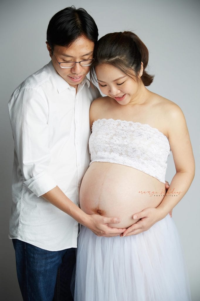 maternity portraits with husband in singapore studio