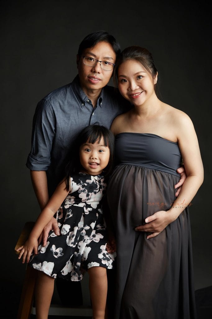 maternity portraits with family in singapore studio
