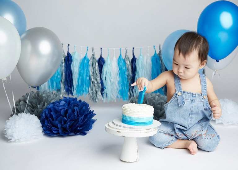 1 year old baby boy blue and grey theme cake smash portraits in singapore studio