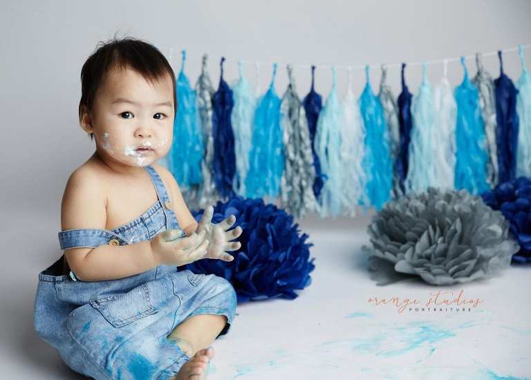 1 year old baby boy blue and grey theme cake smash portraits in singapore studio