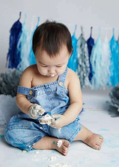 1 year old baby boy blue and grey theme cake smash portraits in singapore studio