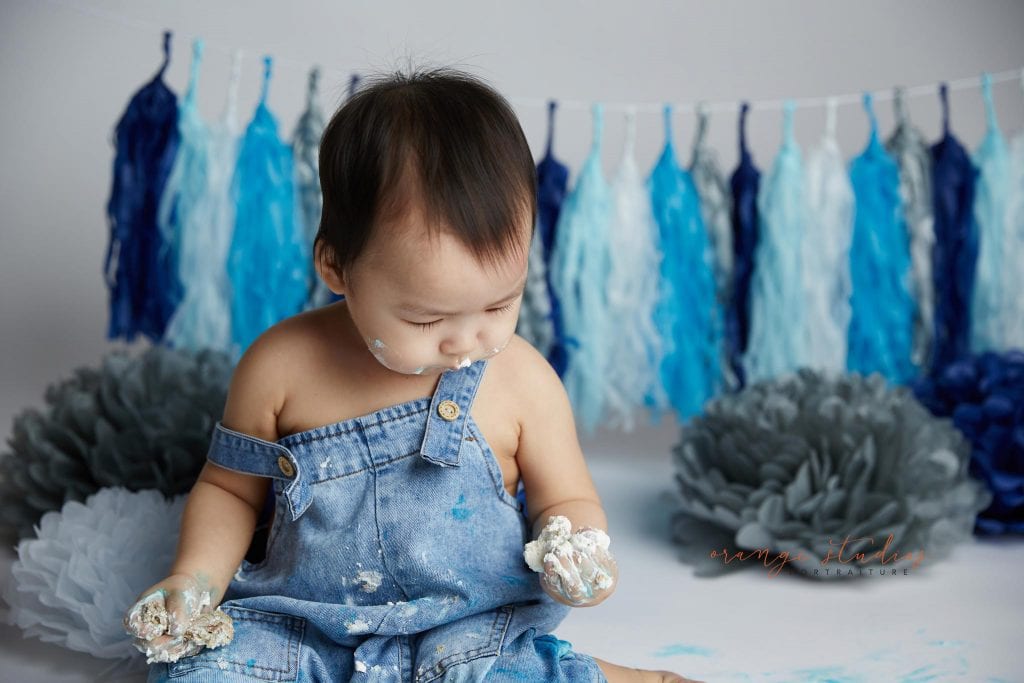 1 year old baby boy blue and grey theme cake smash portraits in singapore studio