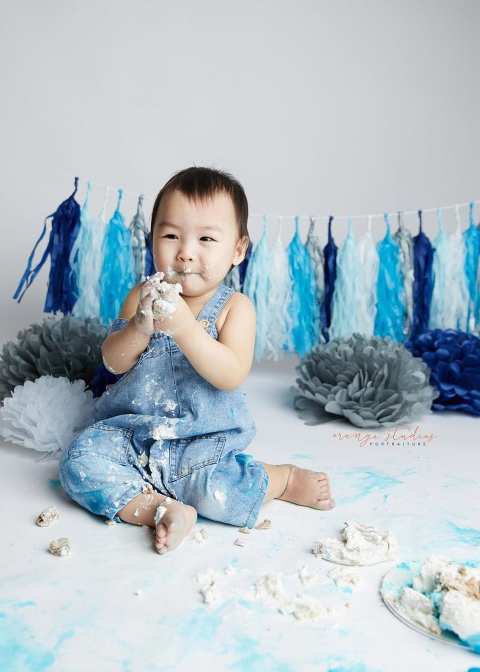 1 year old baby boy blue and grey theme cake smash portraits in singapore studio