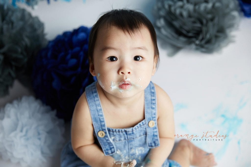 1 year old baby boy blue and grey theme cake smash portraits in singapore studio