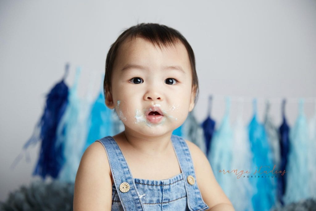 1 year old baby boy blue and grey theme cake smash portraits in singapore studio