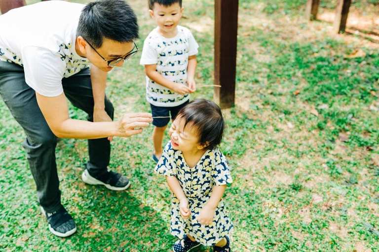 dad and children playing outdoor portraits in singapore