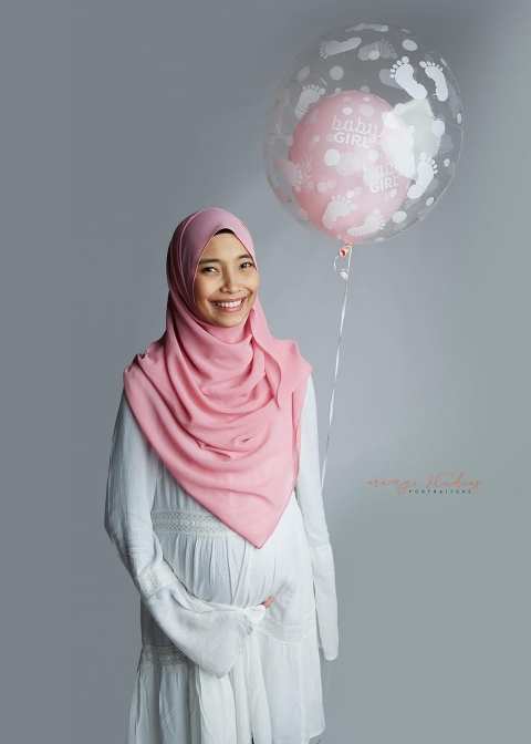 maternity portraits with gender reveal balloon in singapore studio