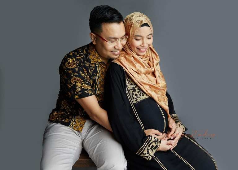 couple maternity portraits in singapore studio