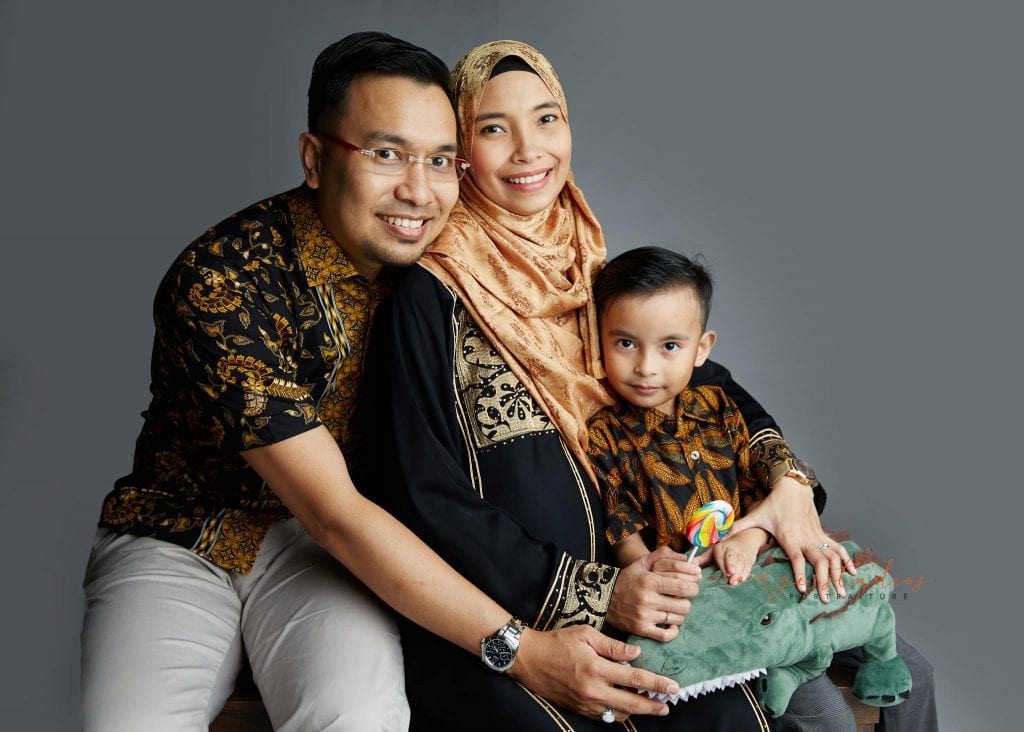 maternity portraits with family in singapore studio