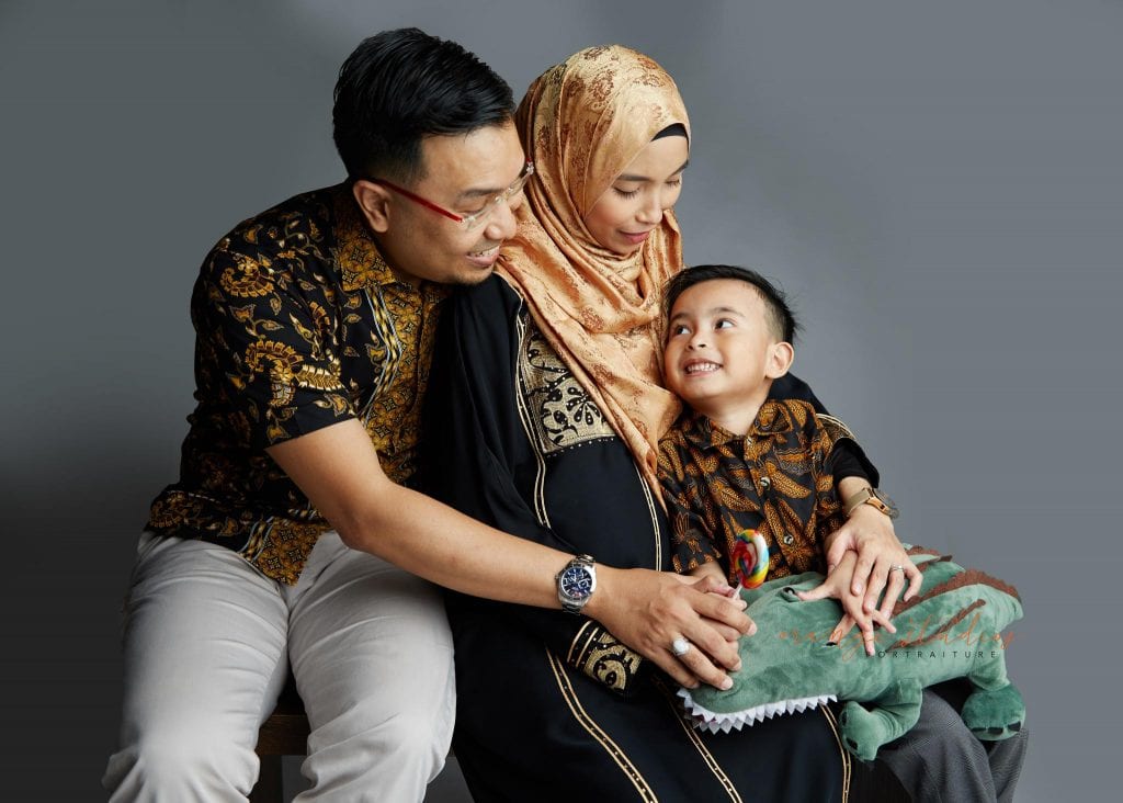 maternity portraits with family in singapore studio