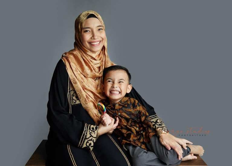 maternity portraits with son in singapore studio