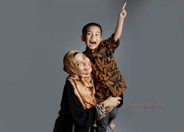 maternity portraits with elder child in singapore studio