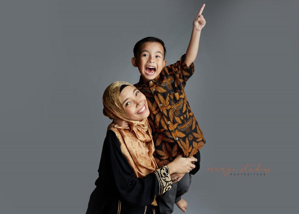 maternity portraits with elder child in singapore studio