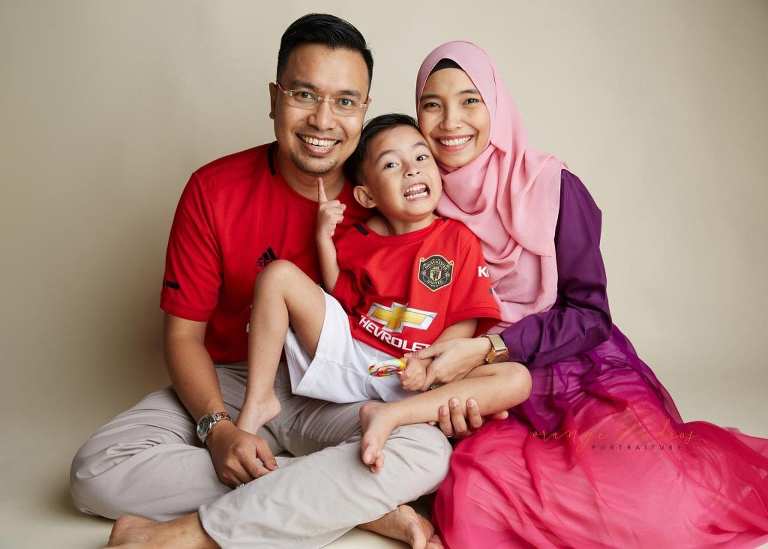 maternity portraits with family in singapore studio