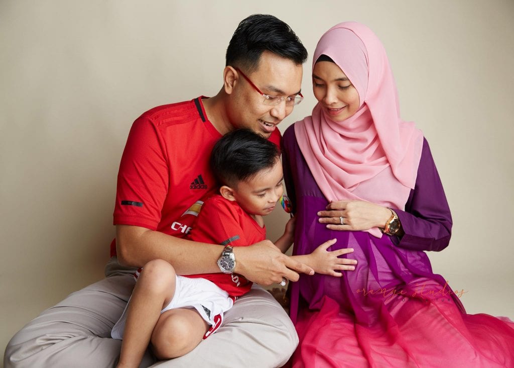 maternity portraits with family in singapore studio