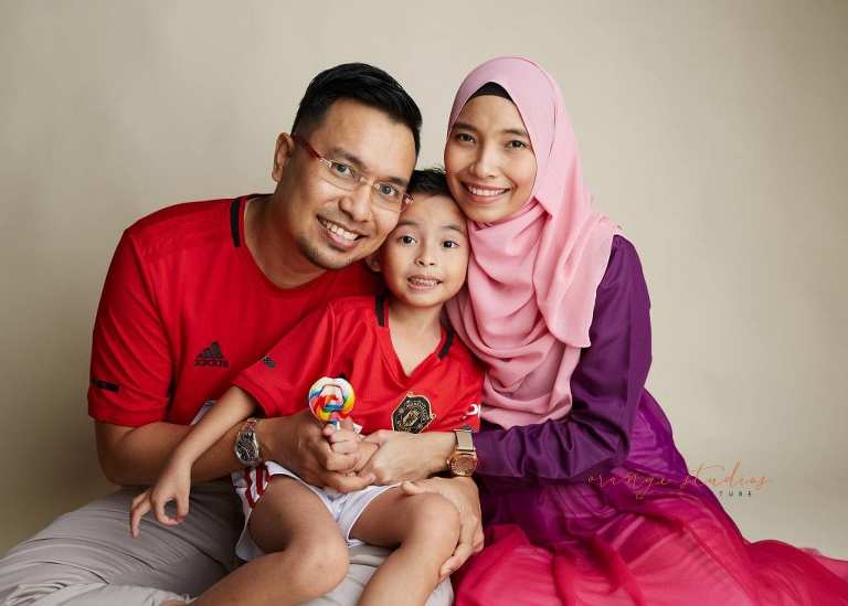 maternity portraits with family in singapore studio