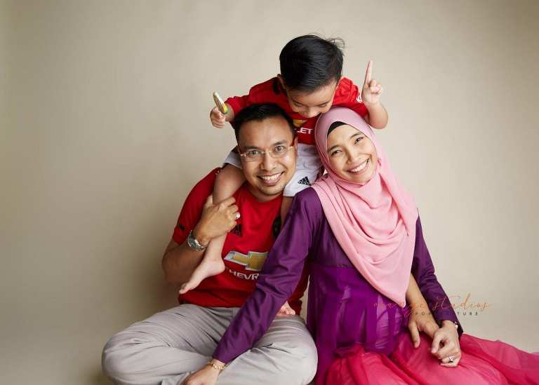 maternity portraits with family in singapore studio