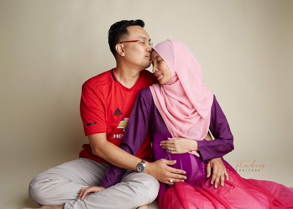 couple maternity portraits in singapore studio