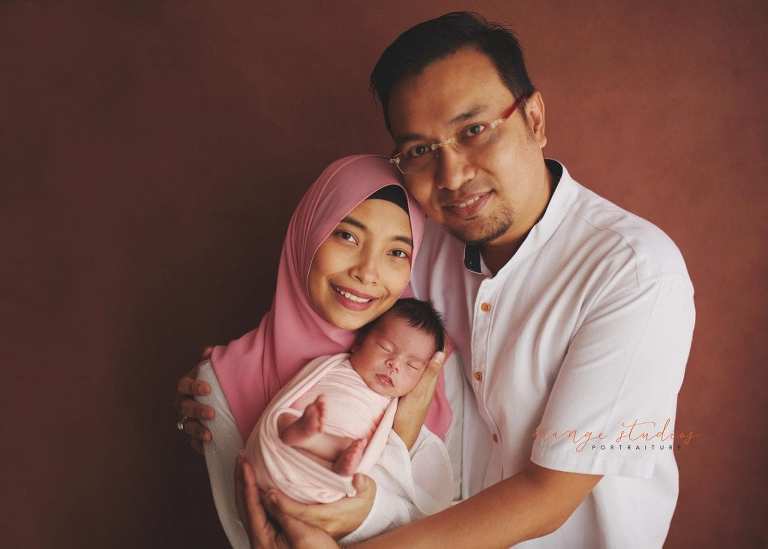 7 days old baby girl newborn portraits with parents in singapore studio