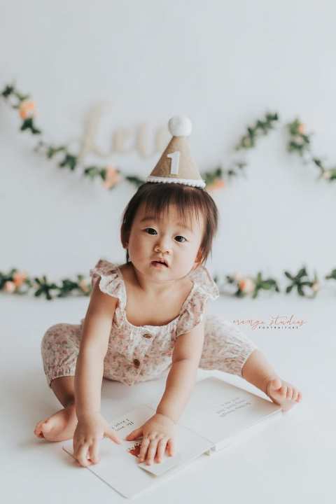 1 year old baby girl floral theme cake smash in singapore studio