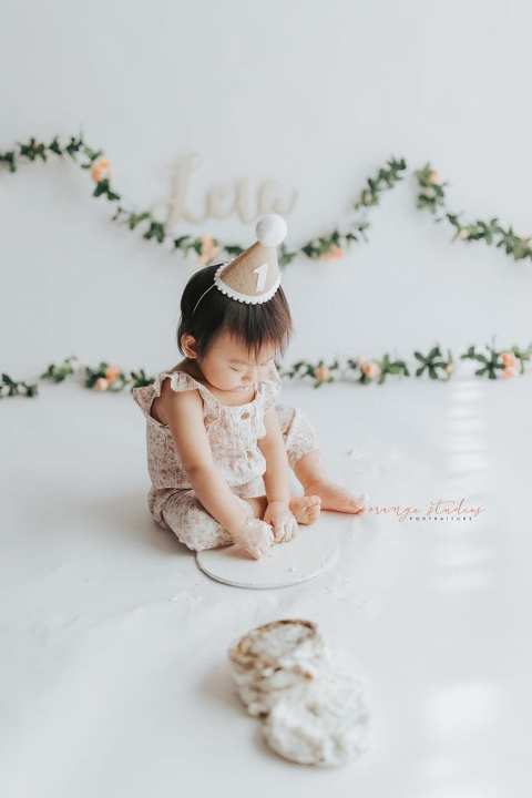 1 year old baby girl floral theme cake smash in singapore studio