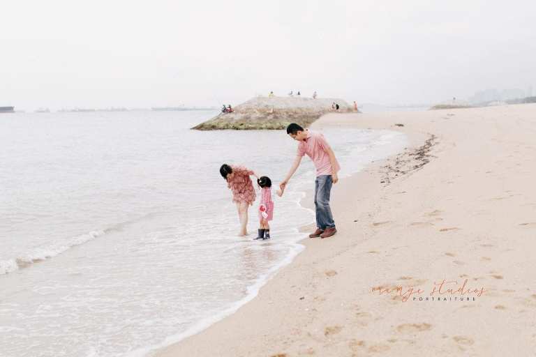 outdoor family portraits at singapore beach