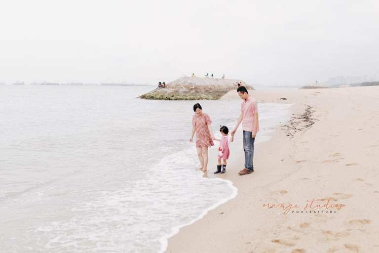 outdoor family portraits at singapore beach