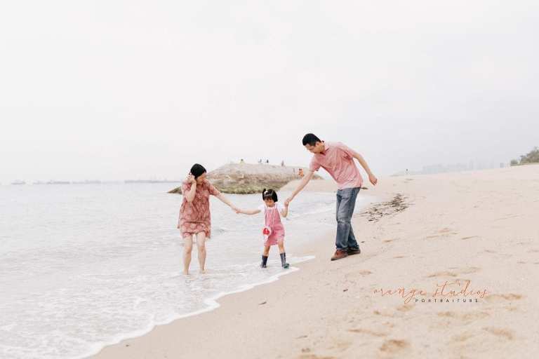 outdoor family portraits at singapore beach
