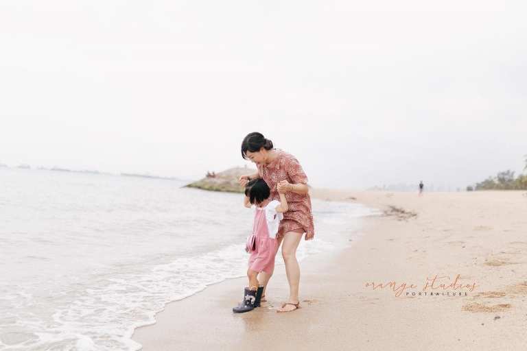 mum and daughter outdoor family portraits at singapore beach