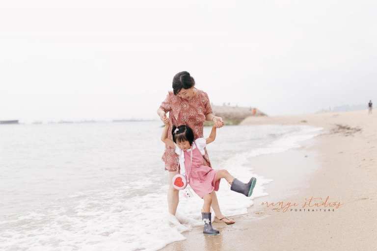 mum and daughter outdoor family portraits at singapore beach
