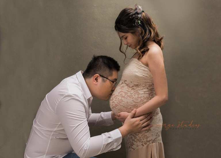 maternity portraits with husband in singapore studio