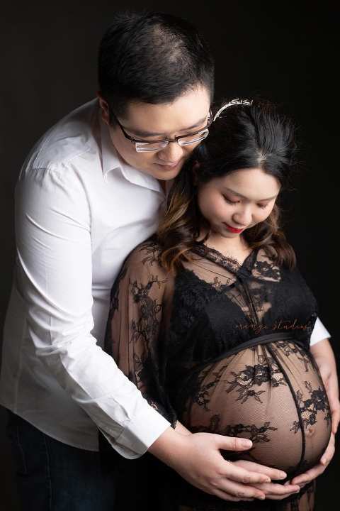 maternity portraits with husband in singapore studio