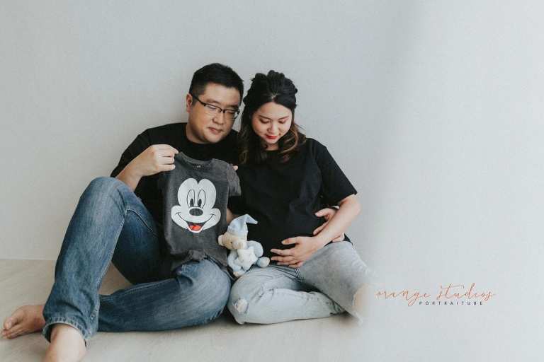 casual maternity portraits with husband in singapore studio natural light