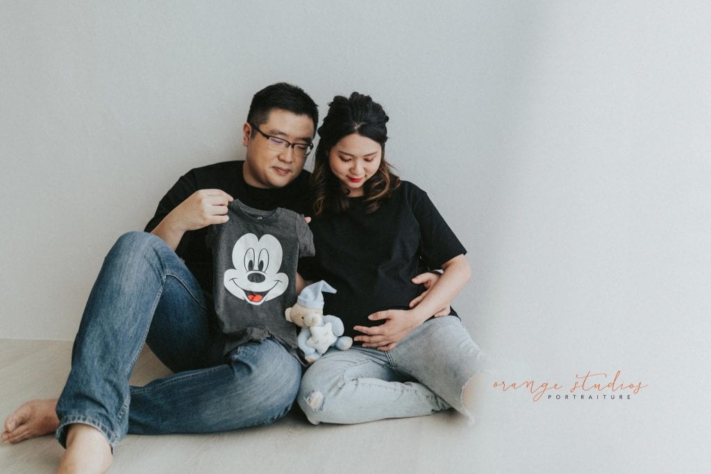 casual maternity portraits with husband in singapore studio natural light