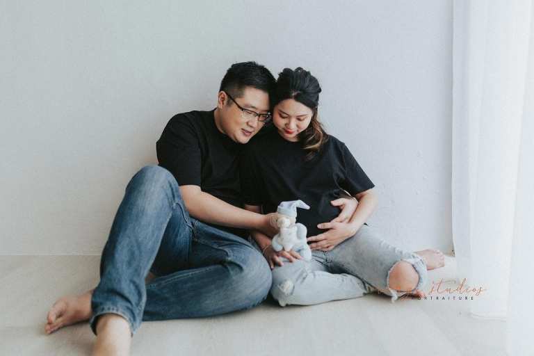 casual maternity portraits with husband in singapore studio natural light